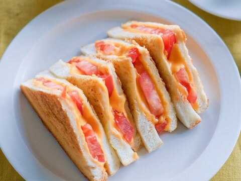 トマトとチェダーチーズのホットサンド